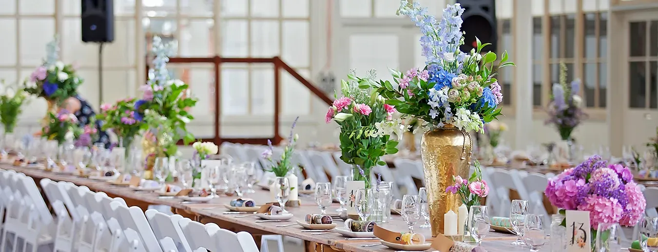 Düğün catering sofrasında şık sunumlu ikramlar