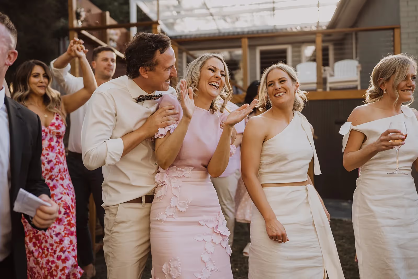 Kır düğünü davetinde gelin ve damat için hazırlanan yemek servisi